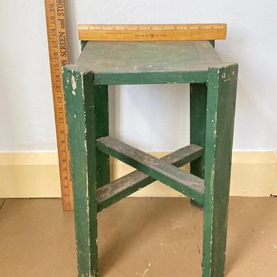LOT 31: Vintage Mexican Tlaquepaque Pottery Vase/Planter with Pair of Primitive Wood Plant Stands