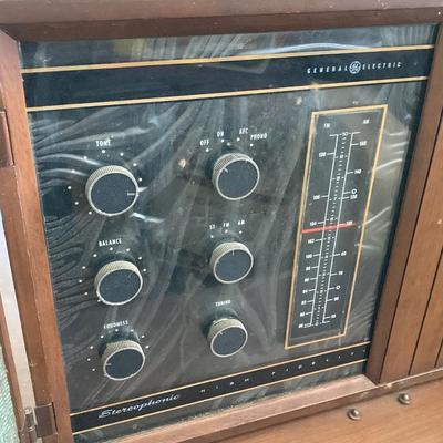 LOT 43: Vintage GE Stereophonic High Fidelity Stereo Model T-1000