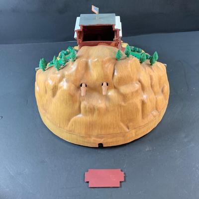 LOT 73: Vintage Lionel Animated Aniversary 100th Clock, Marx Marline Miniture Tin Train Set and More