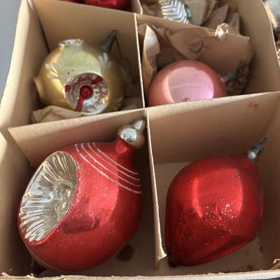 LOT 89: Vintage Christmas Ornaments & Finial Tree Toppers