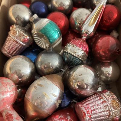 LOT 89: Vintage Christmas Ornaments & Finial Tree Toppers