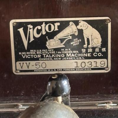 LOT 93: Vintage Victor Talking Machine VV-50 10319 w/Needles