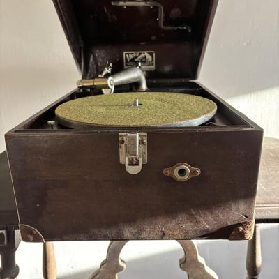 LOT 93: Vintage Victor Talking Machine VV-50 10319 w/Needles