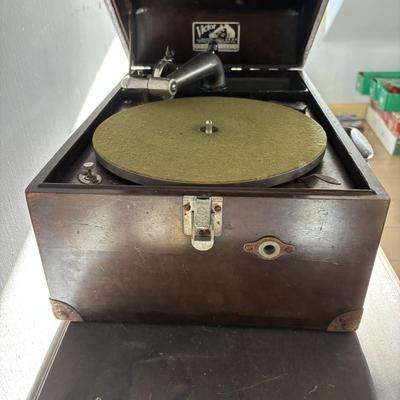 LOT 93: Vintage Victor Talking Machine VV-50 10319 w/Needles