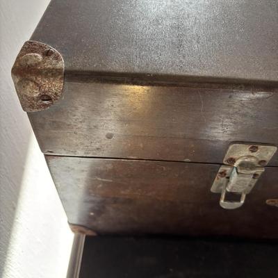 LOT 93: Vintage Victor Talking Machine VV-50 10319 w/Needles