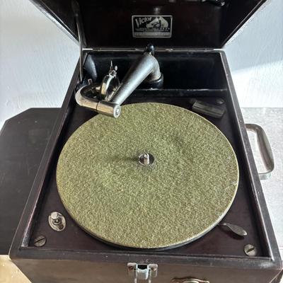 LOT 93: Vintage Victor Talking Machine VV-50 10319 w/Needles