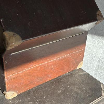 LOT 93: Vintage Victor Talking Machine VV-50 10319 w/Needles