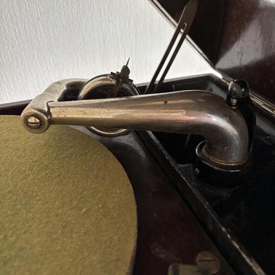 LOT 93: Vintage Victor Talking Machine VV-50 10319 w/Needles