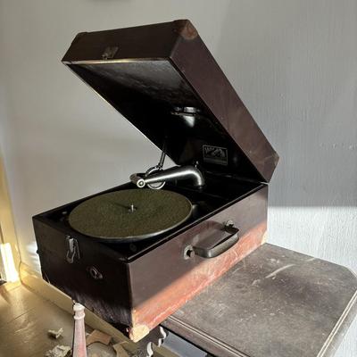 LOT 93: Vintage Victor Talking Machine VV-50 10319 w/Needles