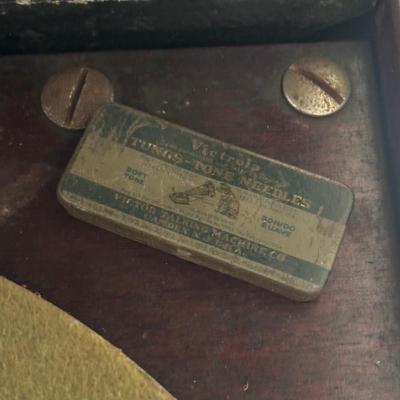 LOT 93: Vintage Victor Talking Machine VV-50 10319 w/Needles