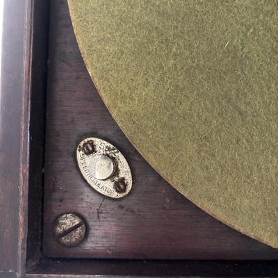 LOT 93: Vintage Victor Talking Machine VV-50 10319 w/Needles