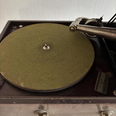 LOT 93: Vintage Victor Talking Machine VV-50 10319 w/Needles