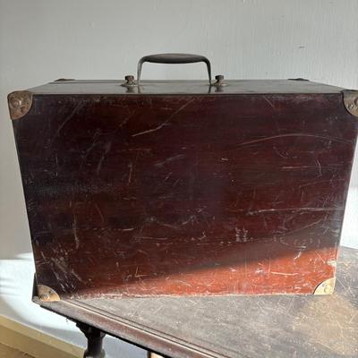 LOT 93: Vintage Victor Talking Machine VV-50 10319 w/Needles