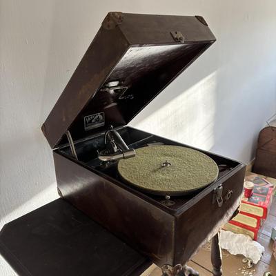 LOT 93: Vintage Victor Talking Machine VV-50 10319 w/Needles