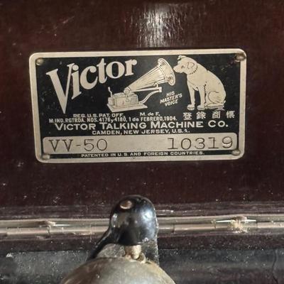 LOT 93: Vintage Victor Talking Machine VV-50 10319 w/Needles