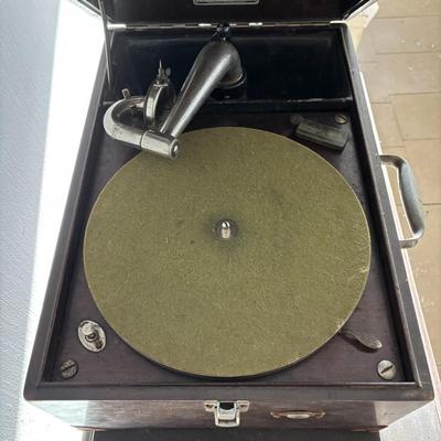 LOT 93: Vintage Victor Talking Machine VV-50 10319 w/Needles