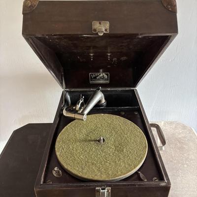 LOT 93: Vintage Victor Talking Machine VV-50 10319 w/Needles