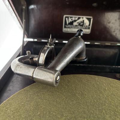 LOT 93: Vintage Victor Talking Machine VV-50 10319 w/Needles