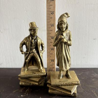 LOT 98: Vintage Classics Novels: Through the Looking Glass, Robin Hood, Huckleberry Finn, Robinson Crusoe, Tresure Island & Bronze...