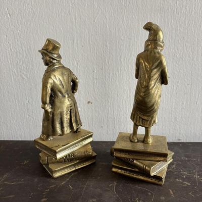 LOT 98: Vintage Classics Novels: Through the Looking Glass, Robin Hood, Huckleberry Finn, Robinson Crusoe, Tresure Island & Bronze...