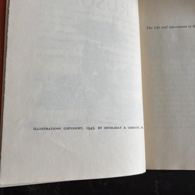 LOT 98: Vintage Classics Novels: Through the Looking Glass, Robin Hood, Huckleberry Finn, Robinson Crusoe, Tresure Island & Bronze...