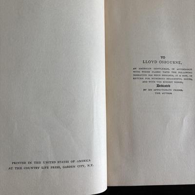 LOT 98: Vintage Classics Novels: Through the Looking Glass, Robin Hood, Huckleberry Finn, Robinson Crusoe, Tresure Island & Bronze...