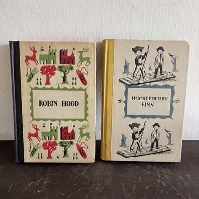 LOT 98: Vintage Classics Novels: Through the Looking Glass, Robin Hood, Huckleberry Finn, Robinson Crusoe, Tresure Island & Bronze...