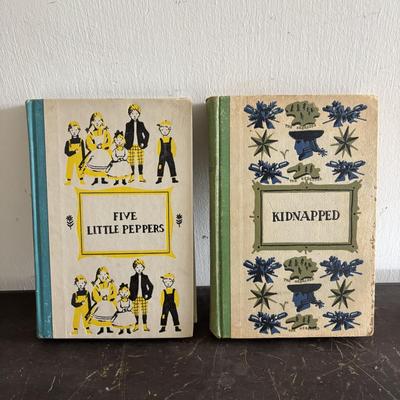 LOT 98: Vintage Classics Novels: Through the Looking Glass, Robin Hood, Huckleberry Finn, Robinson Crusoe, Tresure Island & Bronze...