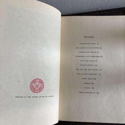 LOT 98: Vintage Classics Novels: Through the Looking Glass, Robin Hood, Huckleberry Finn, Robinson Crusoe, Tresure Island & Bronze...