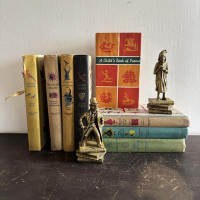 LOT 98: Vintage Classics Novels: Through the Looking Glass, Robin Hood, Huckleberry Finn, Robinson Crusoe, Tresure Island & Bronze...