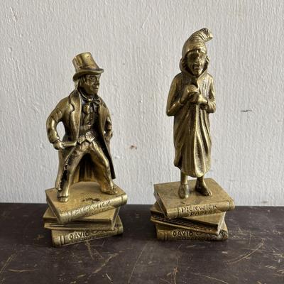 LOT 98: Vintage Classics Novels: Through the Looking Glass, Robin Hood, Huckleberry Finn, Robinson Crusoe, Tresure Island & Bronze...