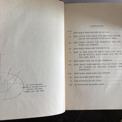 LOT 98: Vintage Classics Novels: Through the Looking Glass, Robin Hood, Huckleberry Finn, Robinson Crusoe, Tresure Island & Bronze...