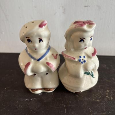 LOT 106: Vintage White House Apple Cider Vinegar Jars, Vintage Salt/Pepper Shakers, Donkey Planter & Cup