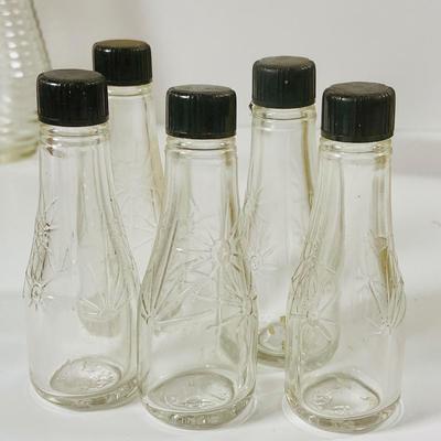 LOT 195: Vintage Planters Peanuts Plastic Cups and Nut Bowls, Clear Pyrex Divided Plates, and Bottles