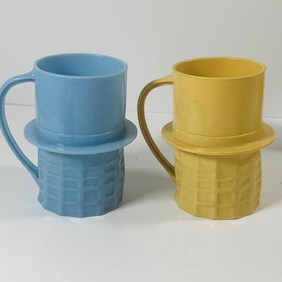 LOT 195: Vintage Planters Peanuts Plastic Cups and Nut Bowls, Clear Pyrex Divided Plates, and Bottles