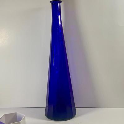 LOT 210: Beautiful Blue Art Glass Collection Including a Large Cobalt Blue Bottle Vase, Golf Ball Cobalt Blue Globe Vase, Glass Mushroom,...