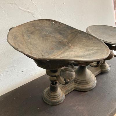 LOT 246: Antique / Vintage Cast Iron Scale