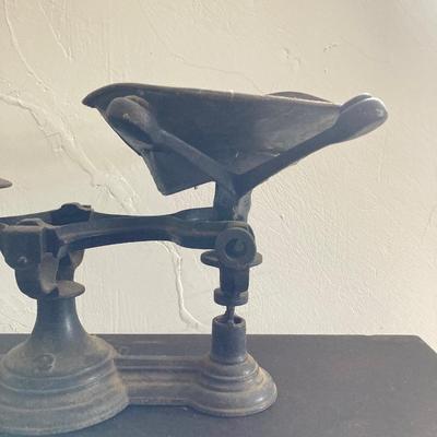 LOT 246: Antique / Vintage Cast Iron Scale
