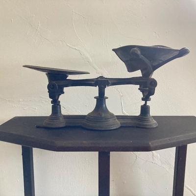 LOT 246: Antique / Vintage Cast Iron Scale