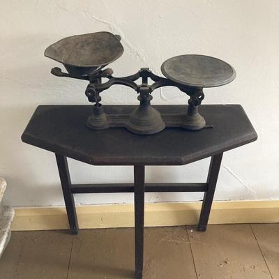 LOT 246: Antique / Vintage Cast Iron Scale