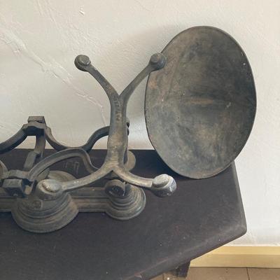 LOT 246: Antique / Vintage Cast Iron Scale