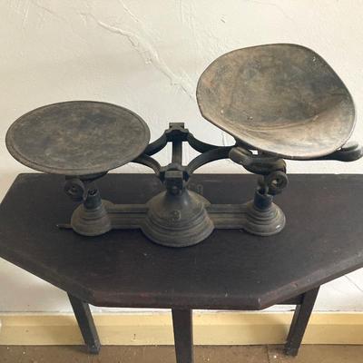 LOT 246: Antique / Vintage Cast Iron Scale