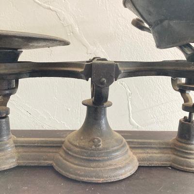 LOT 246: Antique / Vintage Cast Iron Scale