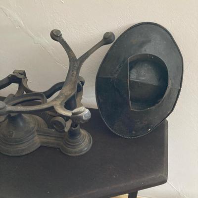 LOT 246: Antique / Vintage Cast Iron Scale