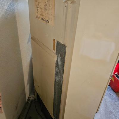 Working 18.6 Cu. Ft. Frostless Refrigerator-Freezer Model HMG 19474