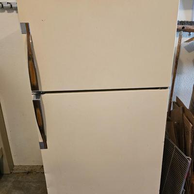 Working 18.6 Cu. Ft. Frostless Refrigerator-Freezer Model HMG 19474