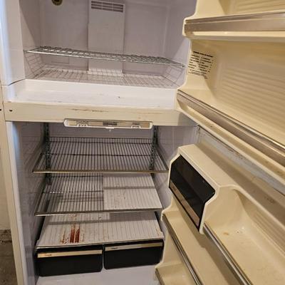 Working 18.6 Cu. Ft. Frostless Refrigerator-Freezer Model HMG 19474