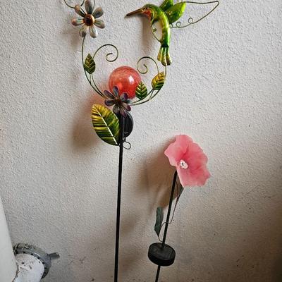 Outdoor solar yard art - Hummingbird - flowers and