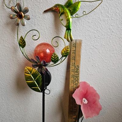 Outdoor solar yard art - Hummingbird - flowers and