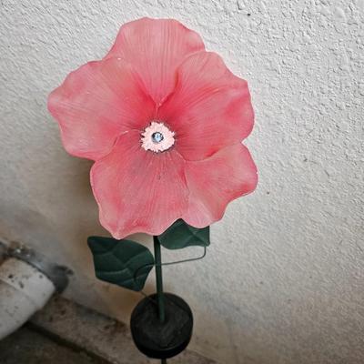 Outdoor solar yard art - Hummingbird - flowers and
